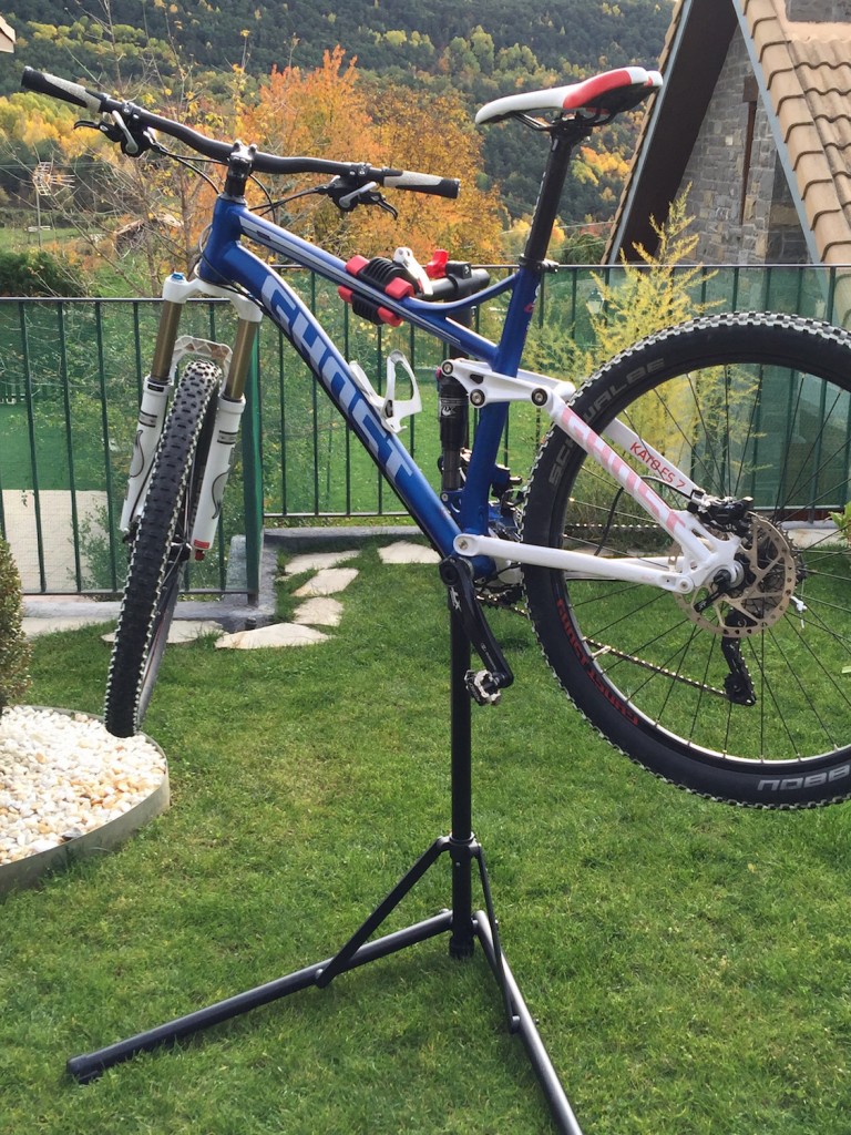Bicicleta de montaña en un caballete de taller