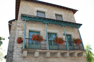 ayuntamiento gavin, flores colgantes, geranios rojos, casa rural gavin, turismo alternativo