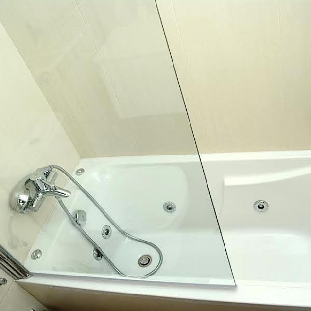 Baño en suite con bañera de hidromasaje de Casa Biescas