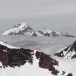Picos nevados del Pirineo aragonés asomando sobre un mar de nubes en invierno
