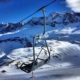 Telesilla vacío sobre una pista nevada en el Valle de Tena