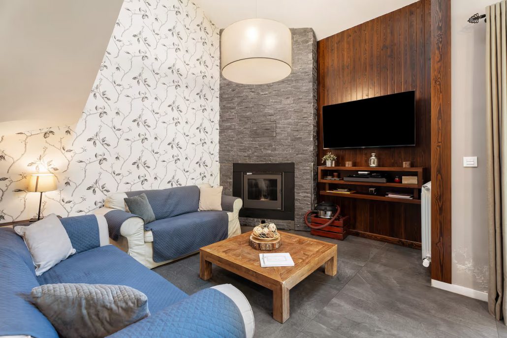 Salón de Casa Biescas con la chimenea de pellets