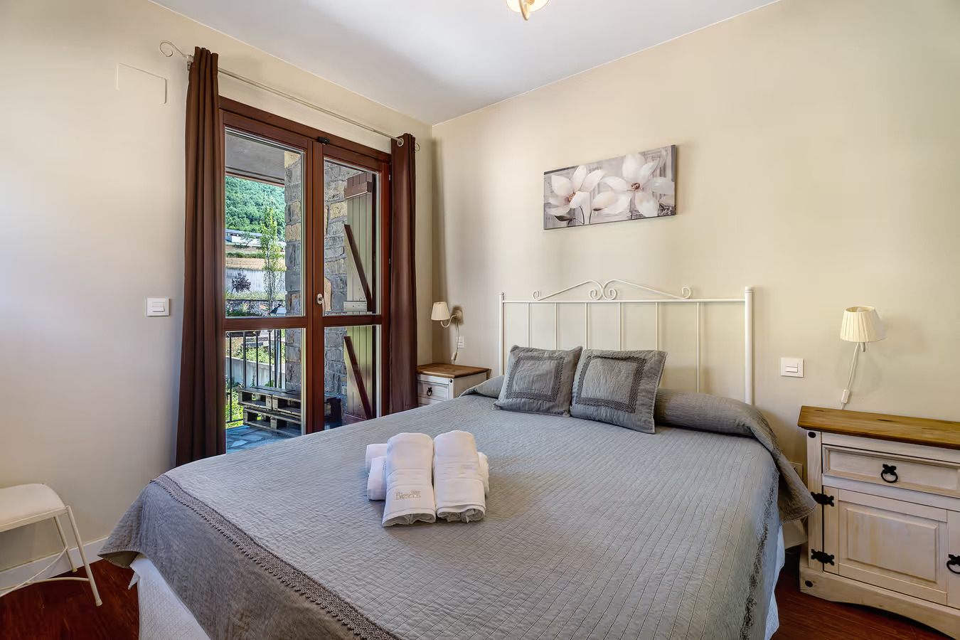Dormitorio con cama de matrimonio y balcón