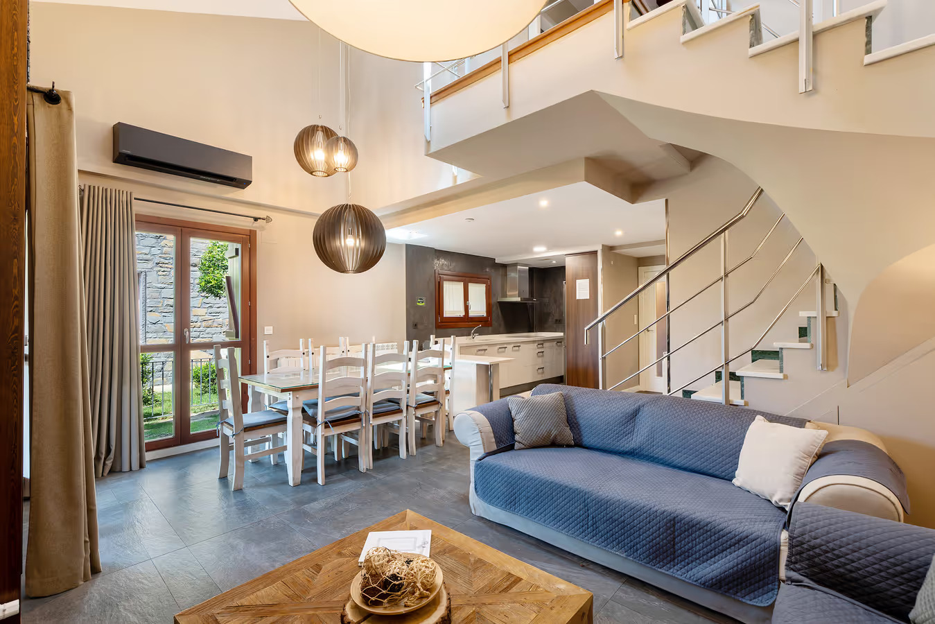 Salón y comedor vistos desde la cocina