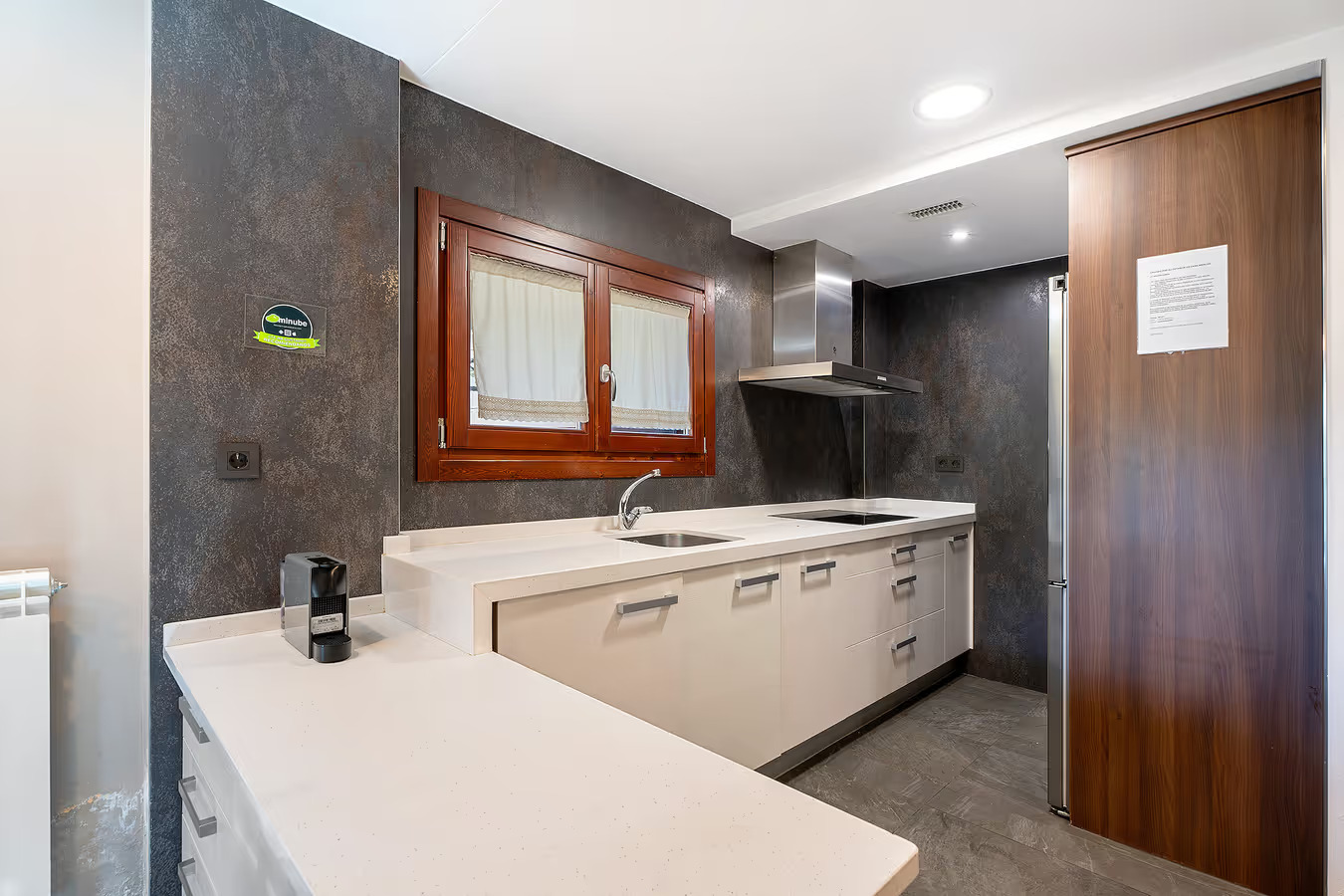 Cocina en L con horno y campana