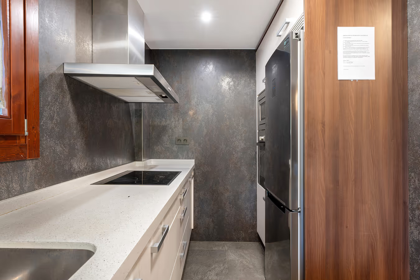 Cocina con encimera de cuarzo y vitrocerámica