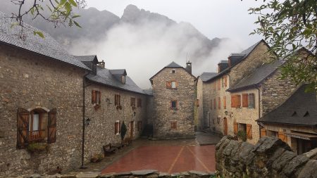 La plaza de Búbal, pueblo del Valle de Tena junto al embalse