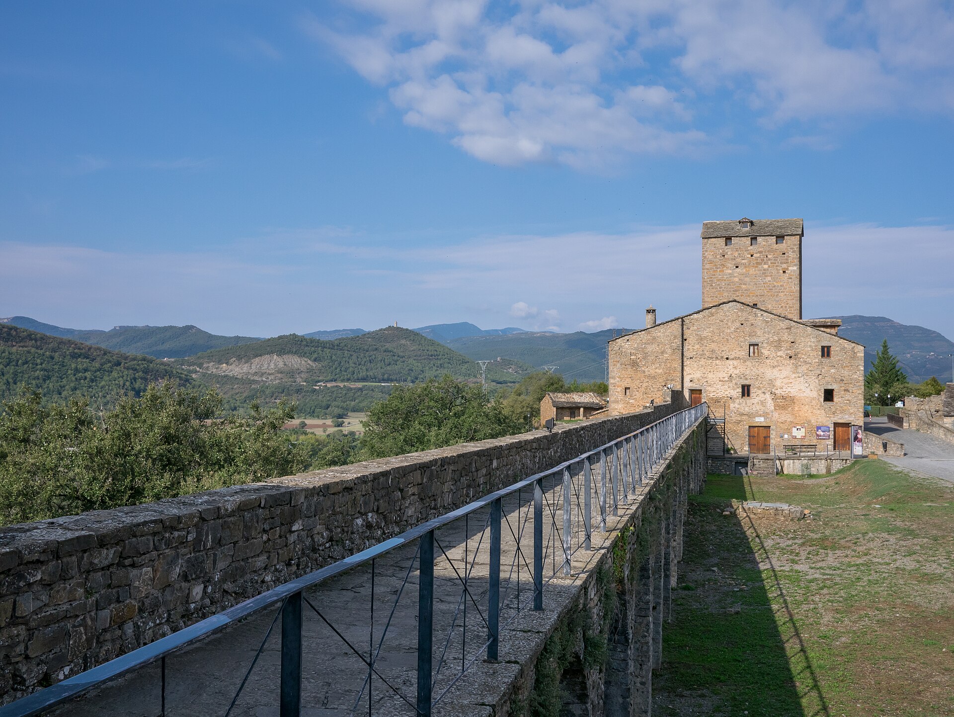 Torre del castillo de Ainsa y su muralla, en el Sobrarbe