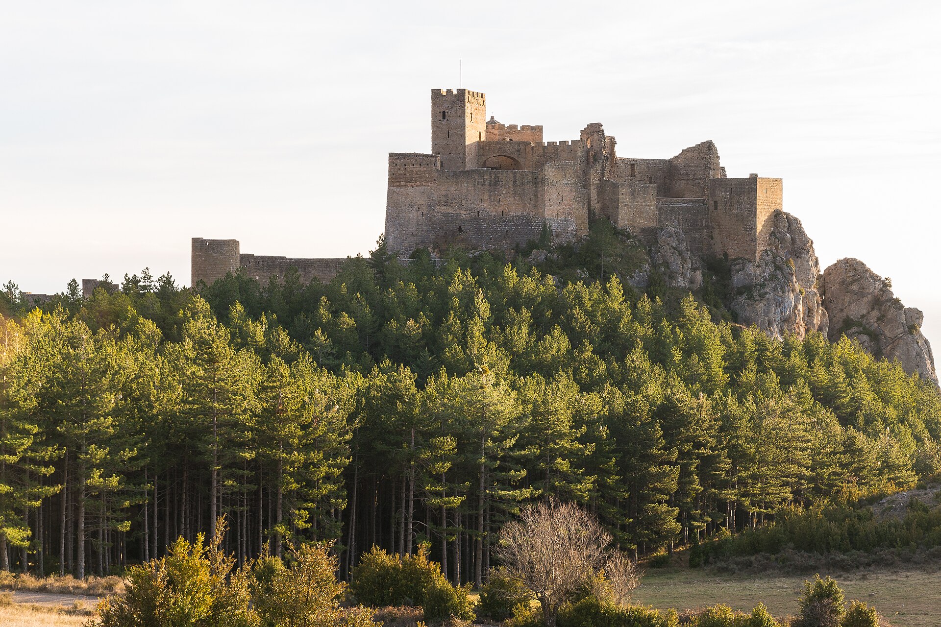 Castillo de Loarre sobre el pinar, la fortaleza románica mejor conservada de Europa