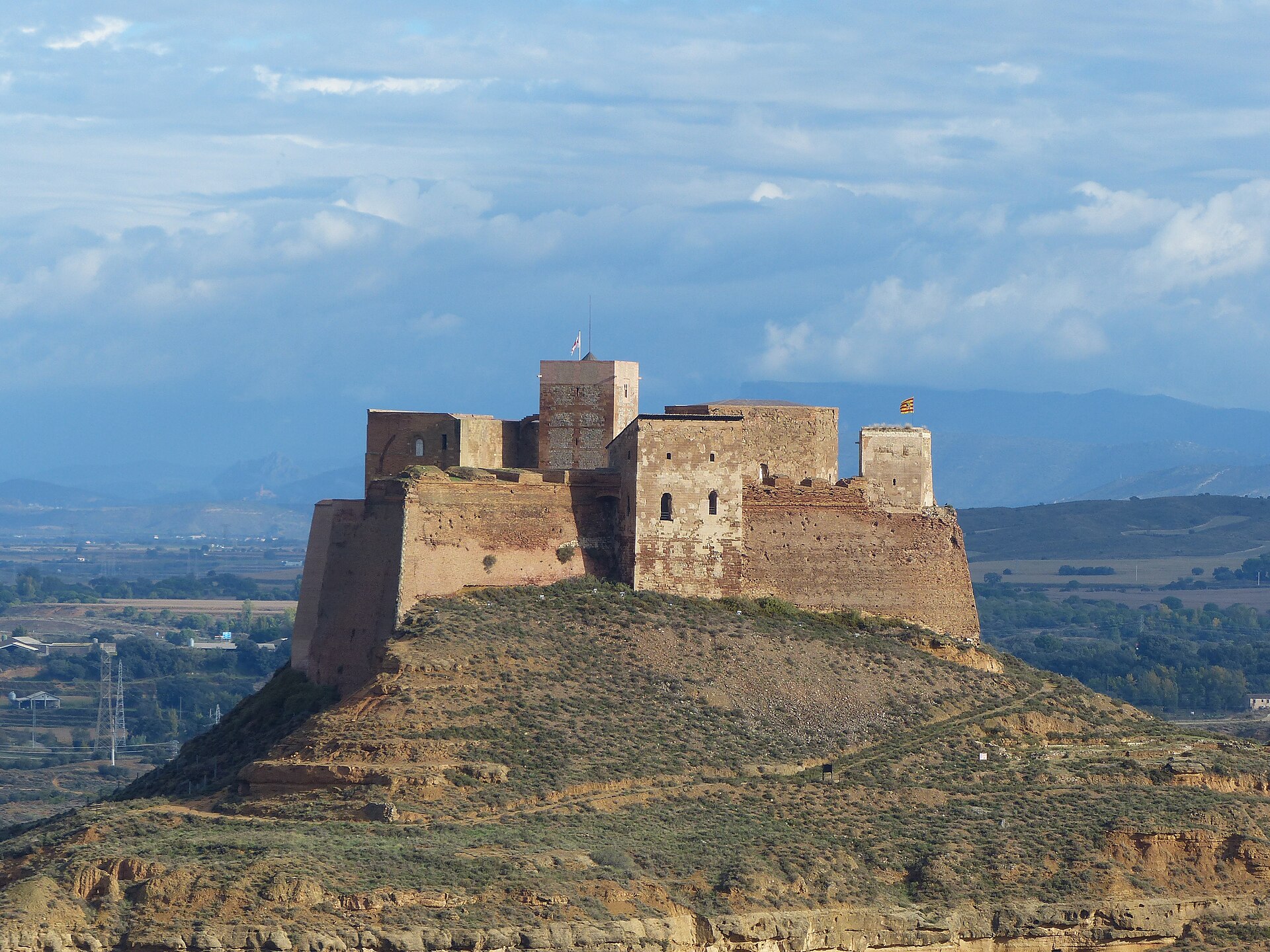 Castillo templario de Monzon sobre su cerro, en el Cinca Medio