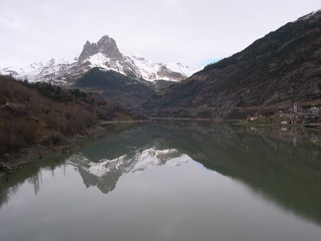 El embalse de Lanuza con la Pena Foratata reflejada, en el Valle de Tena