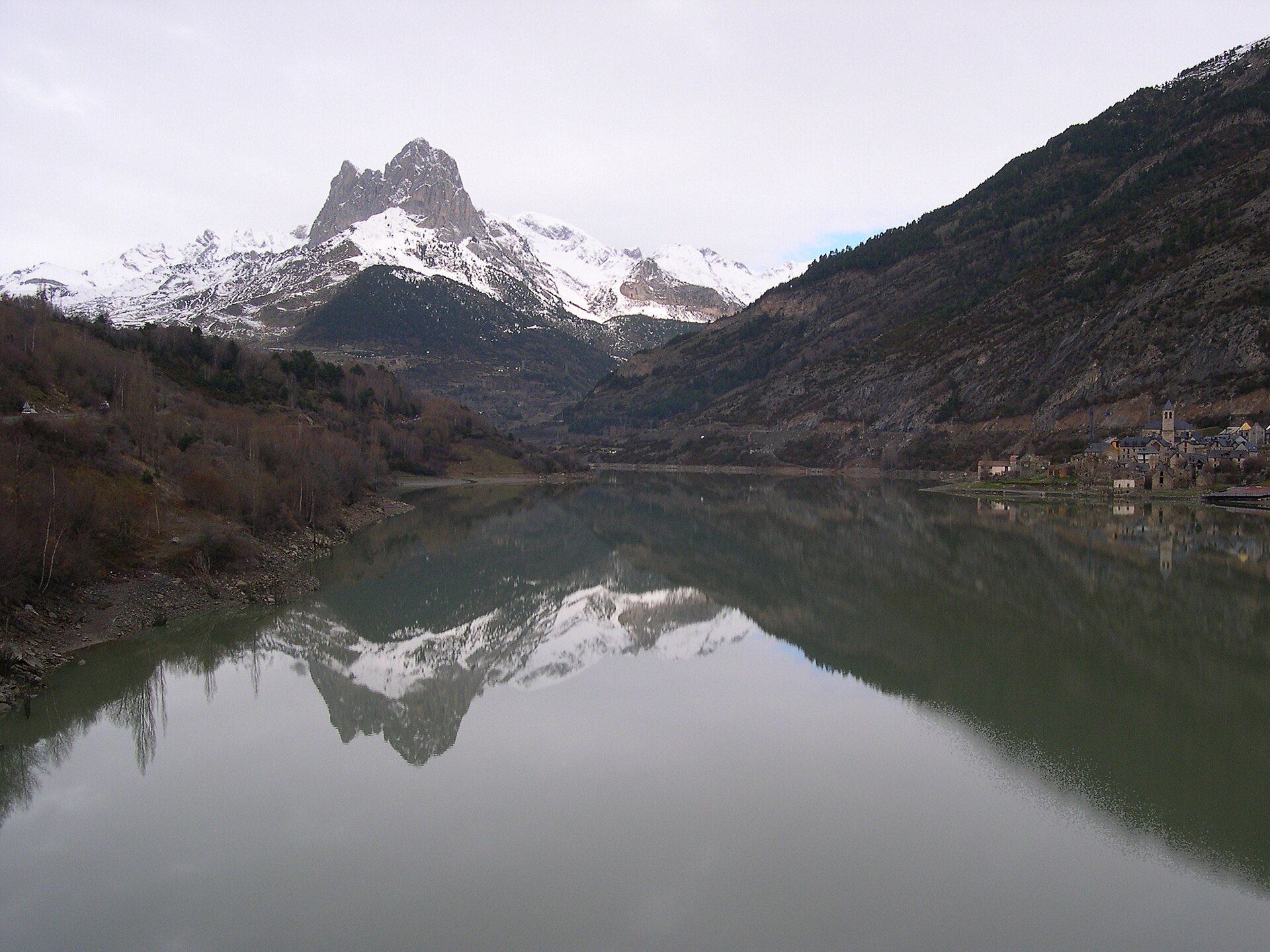 Embalse de Lanuza con la Peña Foratata, sede del escenario flotante del festival Pirineos Sur