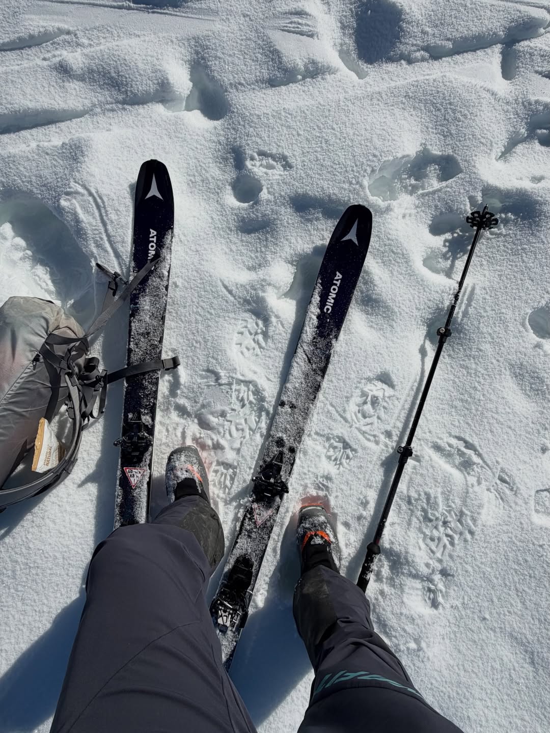 Esquís de travesía con pieles sobre la nieve en Formigal, Pirineo Aragonés