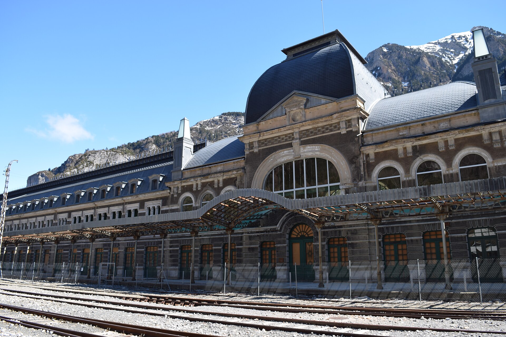 Fachada de la Estación Internacional de Canfranc con los montes nevados al fondo