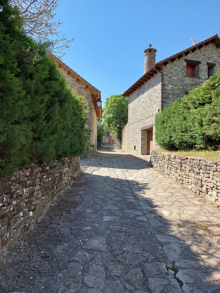 Calle empedrada del pueblo de Larrés, en el Serrablo