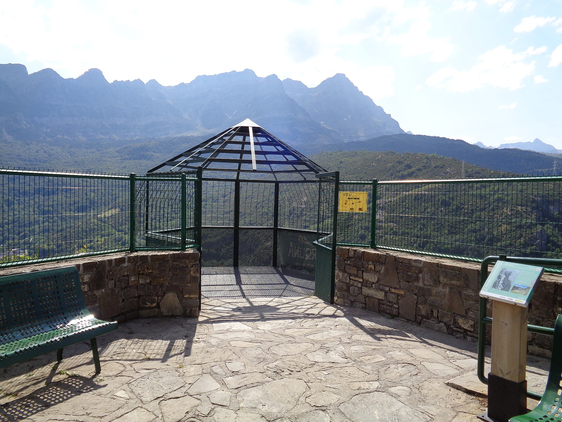 Sierra de la Partacua y Peña Telera vistas desde el mirador de Hoz de Jaca