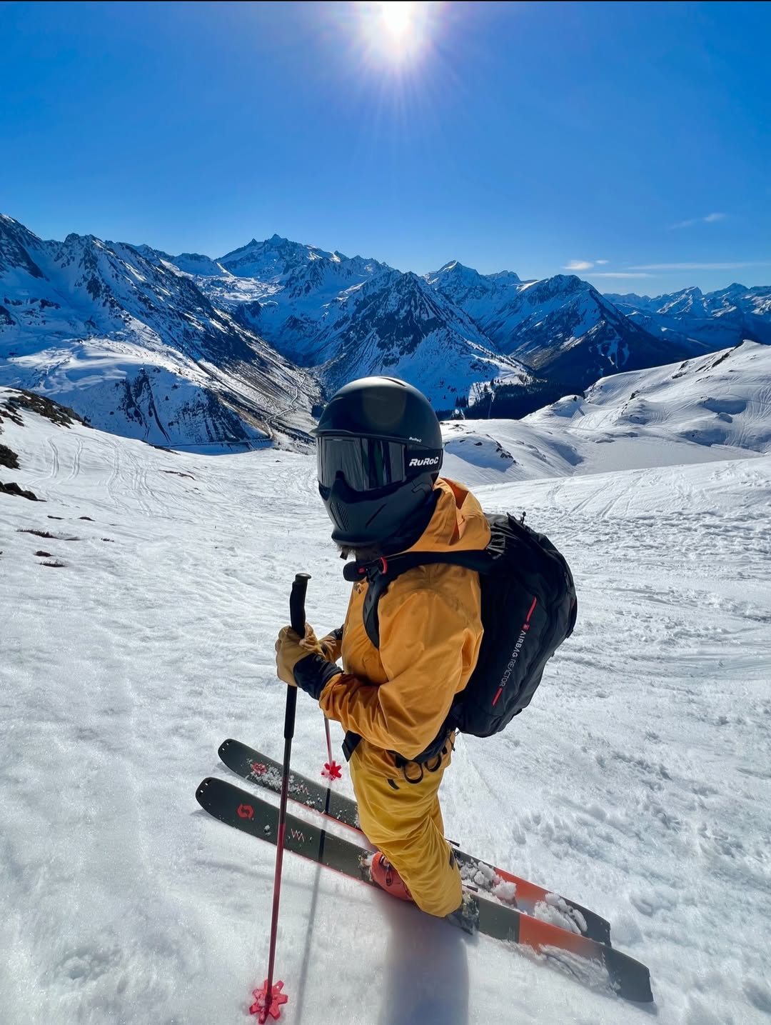 Esquiador contemplando el valle nevado desde lo alto de Formigal, Pirineo Aragonés