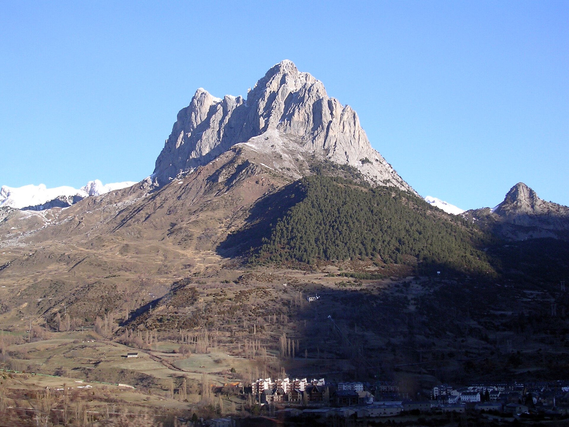 La Pena Foratata con nieve sobre Sallent de Gallego