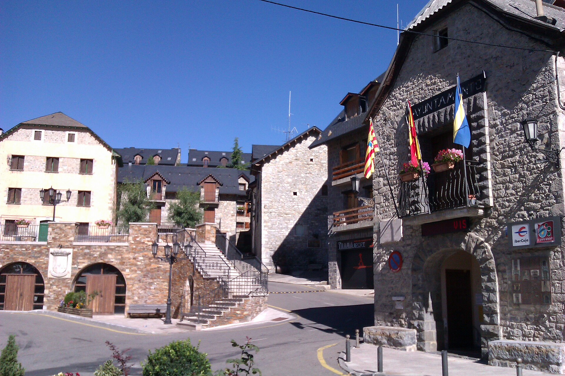 Plaza de Tramacastilla de Tena con sus casas de piedra