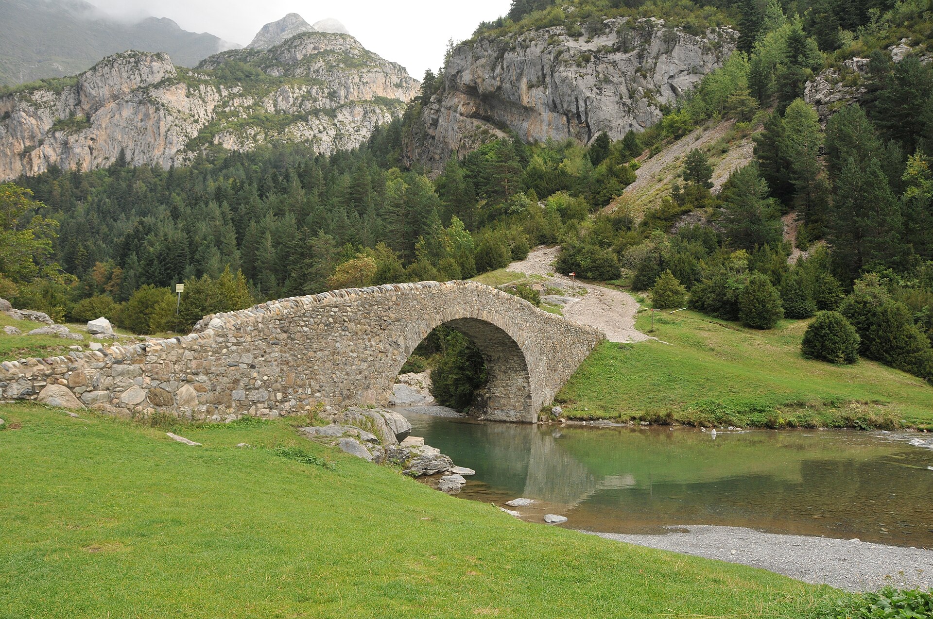Puente medieval de un solo arco sobre el río Ara en San Nicolás de Bujaruelo