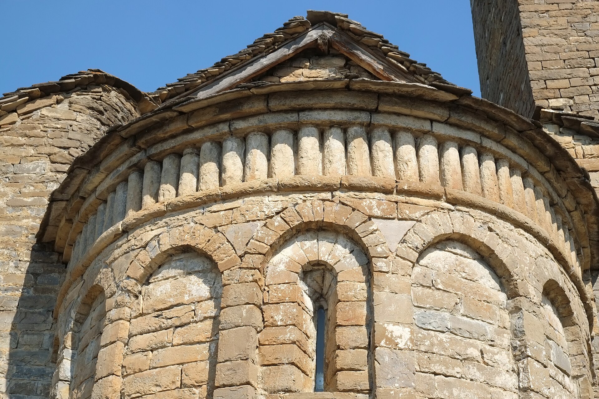 Ábside de San Martín de Oliván con el friso de baquetones típico del Serrablo
