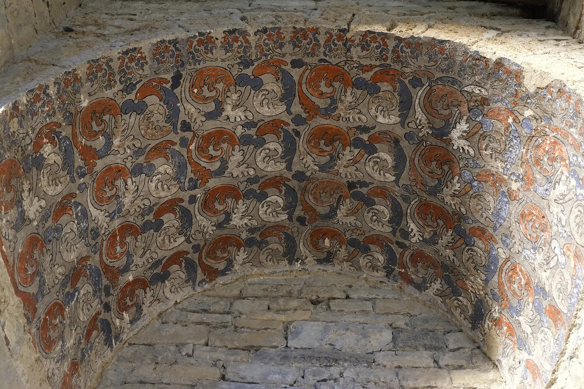 Bóveda pintada en rojo y azul en San Martín de Oliván
