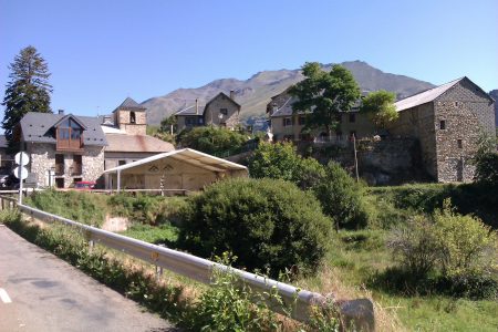Vista del pueblo de Sandiniés en el Valle de Tena, Huesca