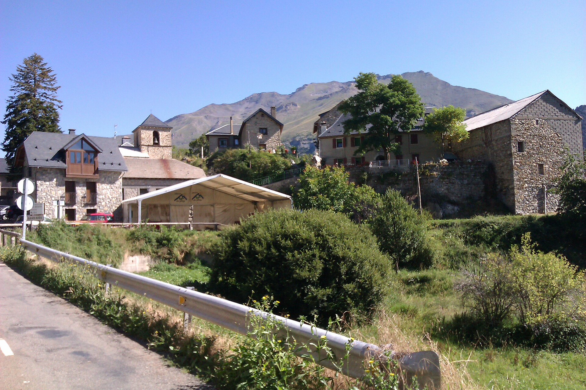 Vista del pueblo de Sandiniés en el Valle de Tena, Huesca