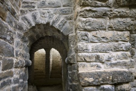 Puerta de arco del monasterio de San Pelay, en Gavín, Valle de Tena