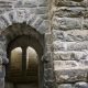 Puerta de arco del monasterio de San Pelay, en Gavín, Valle de Tena