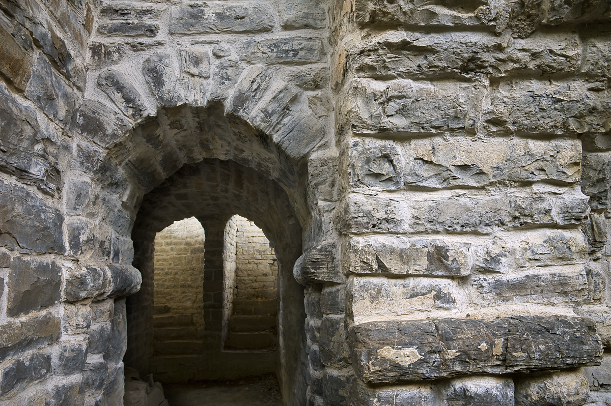 Puerta de arco del monasterio de San Pelay, en Gavín
