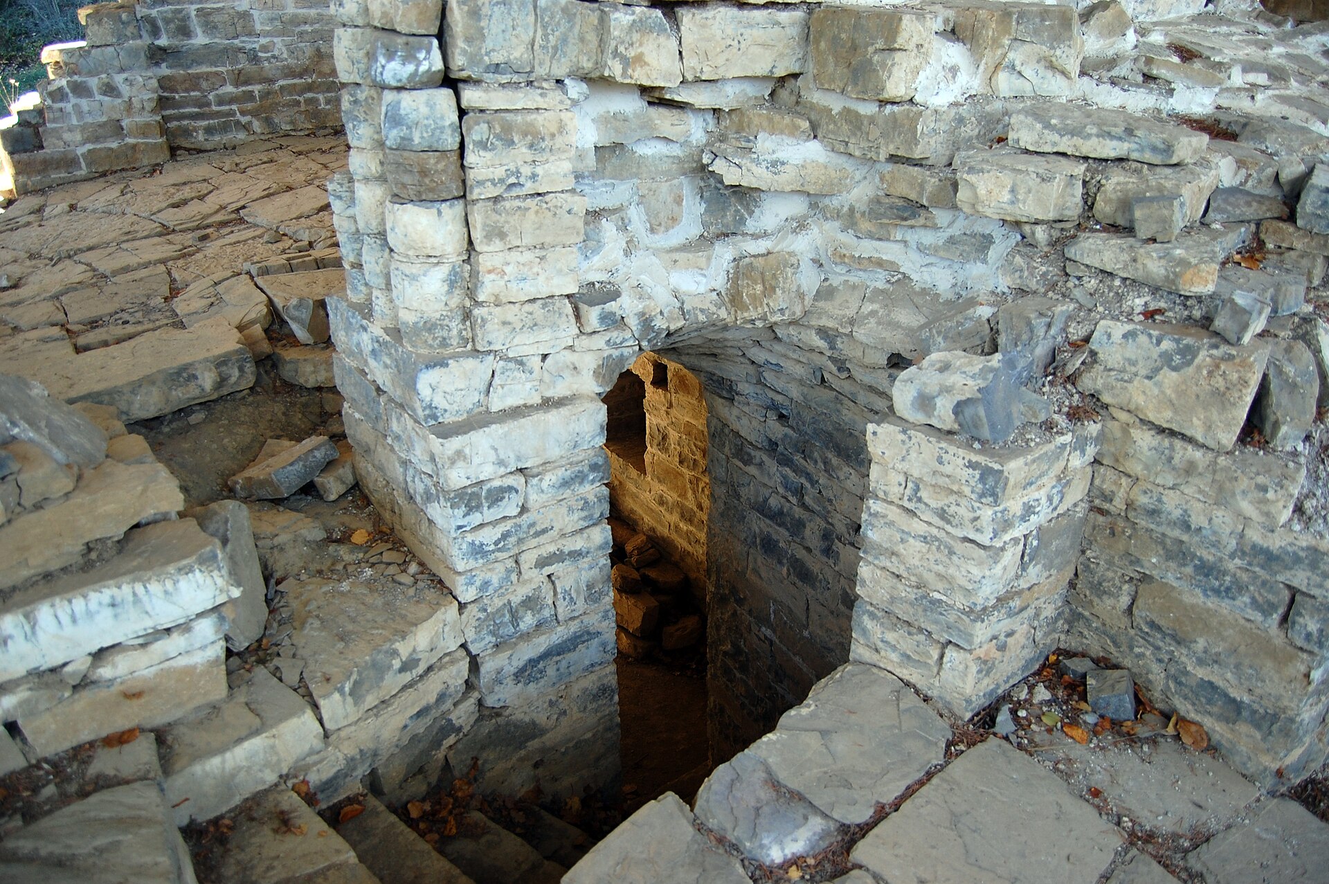 Acceso a la cripta del monasterio de San Pelay de Gavín, bajo la nave sur