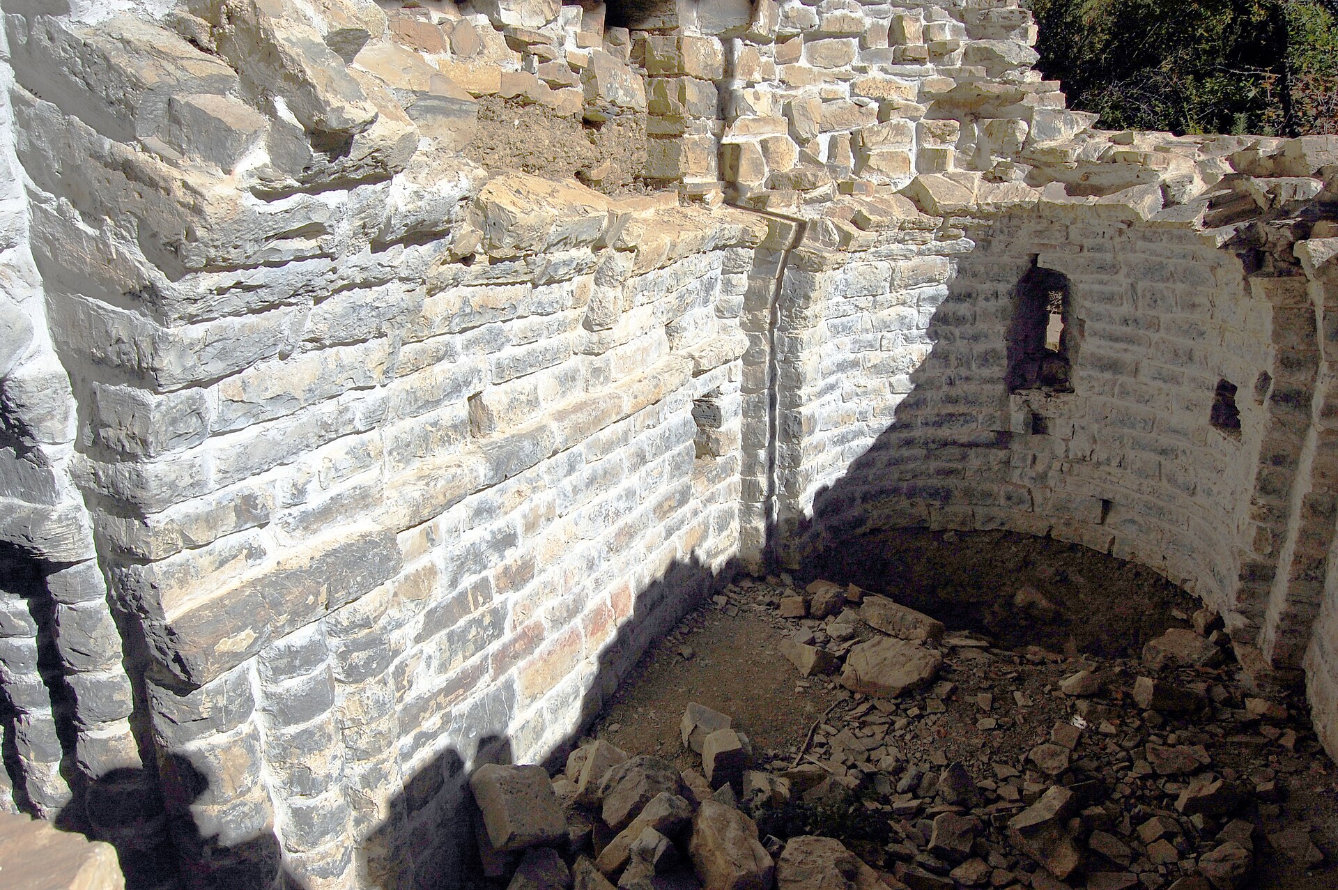 Restos excavados de la iglesia inferior del monasterio de San Pelay en Gavín