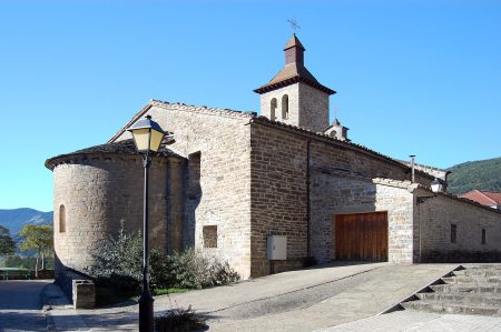 Iglesia de San Salvador de Biescas con su ábside y su torre
