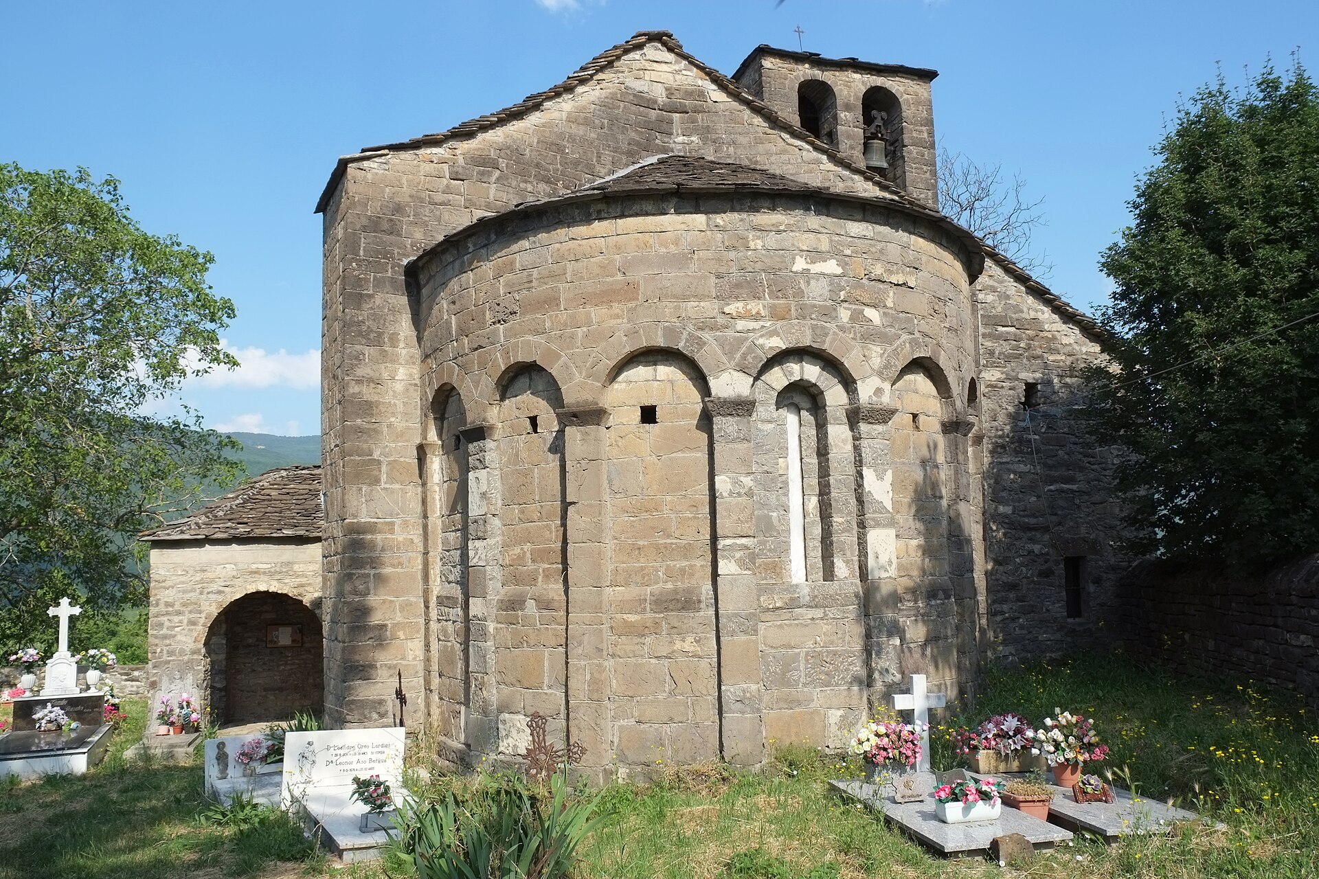 Ábside de Santa Eulalia de Orós Bajo con arcos ciegos, iglesias del Serrablo