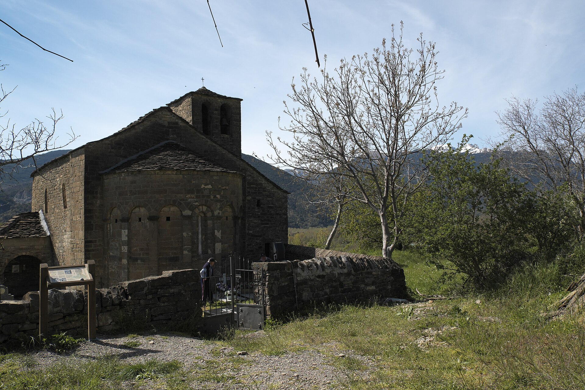 Santa Eulalia de Orós Bajo con su cementerio y el muro de piedra