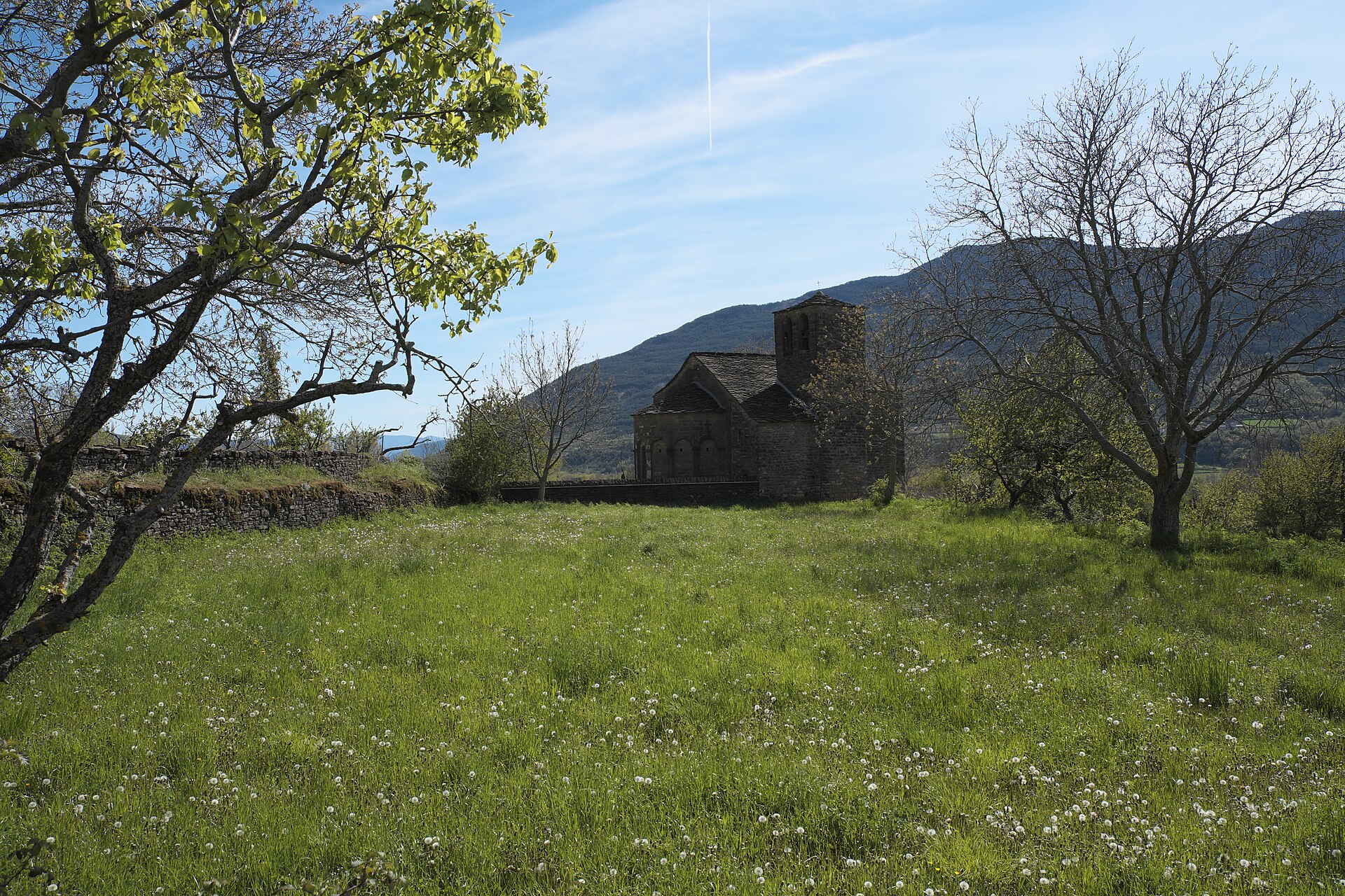 La iglesia de Santa Eulalia de Orós Bajo en medio del prado, Serrablo, Huesca