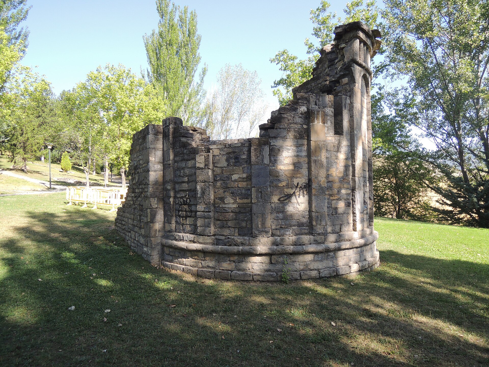 Restos del abside de la iglesia de Santa Maria de Gavin, hoy en Sabinanigo