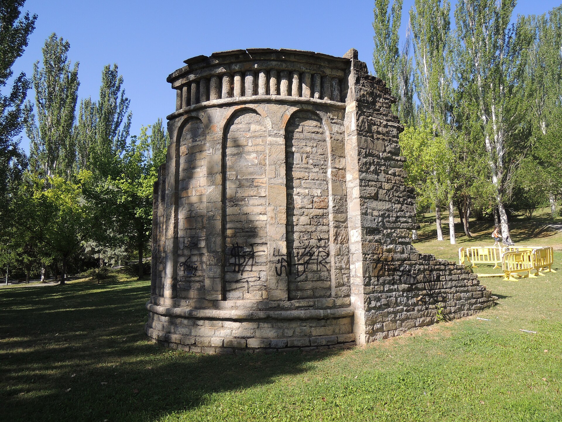 Ábside de Santa María de Gavín reconstruido en el parque municipal de Sabiñánigo