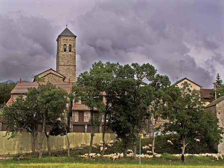 El pueblo de Senegüé con la torre de su iglesia, Serrablo, Huesca