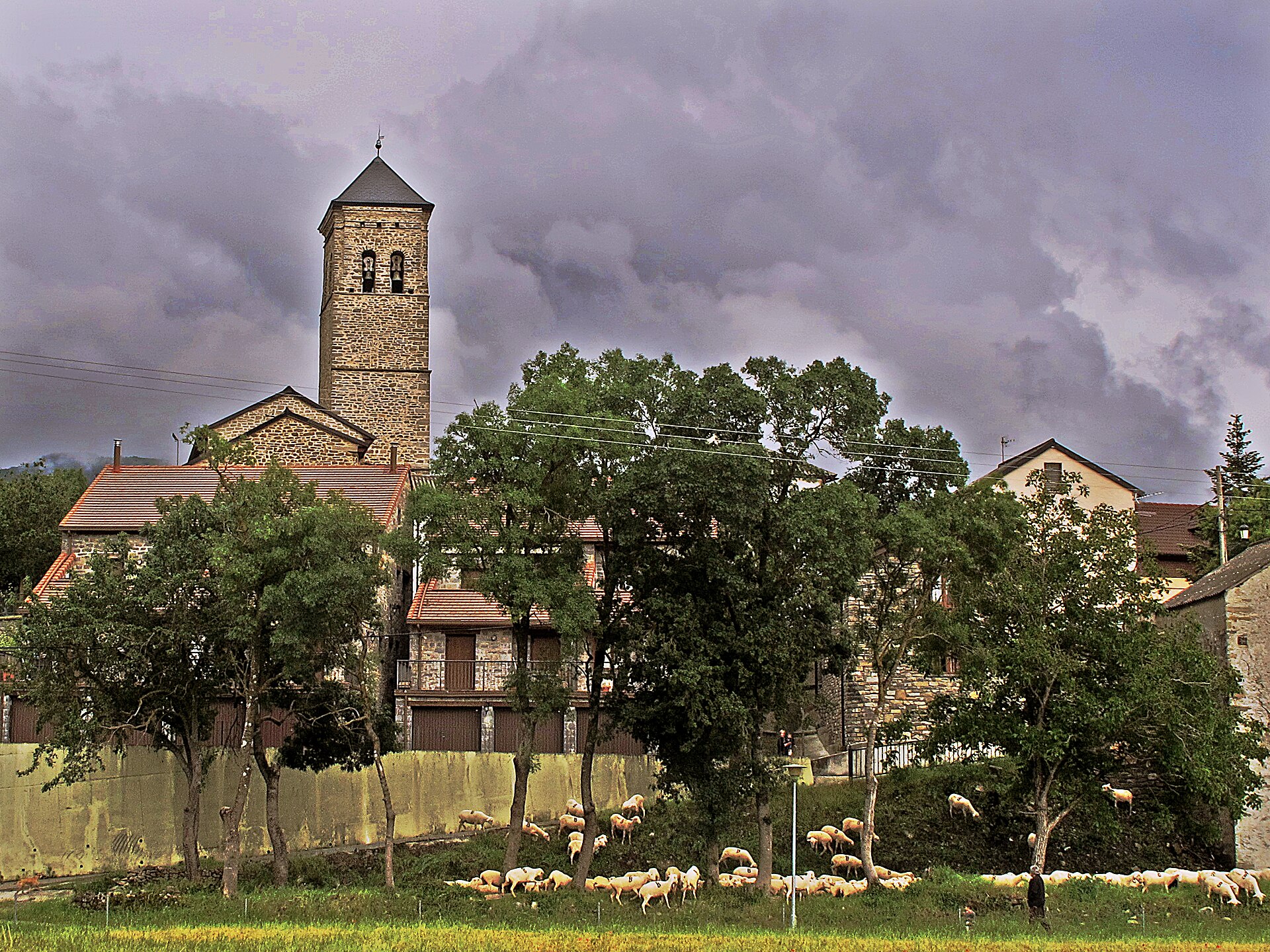 El pueblo de Senegüé con la torre de su iglesia, Serrablo, Huesca