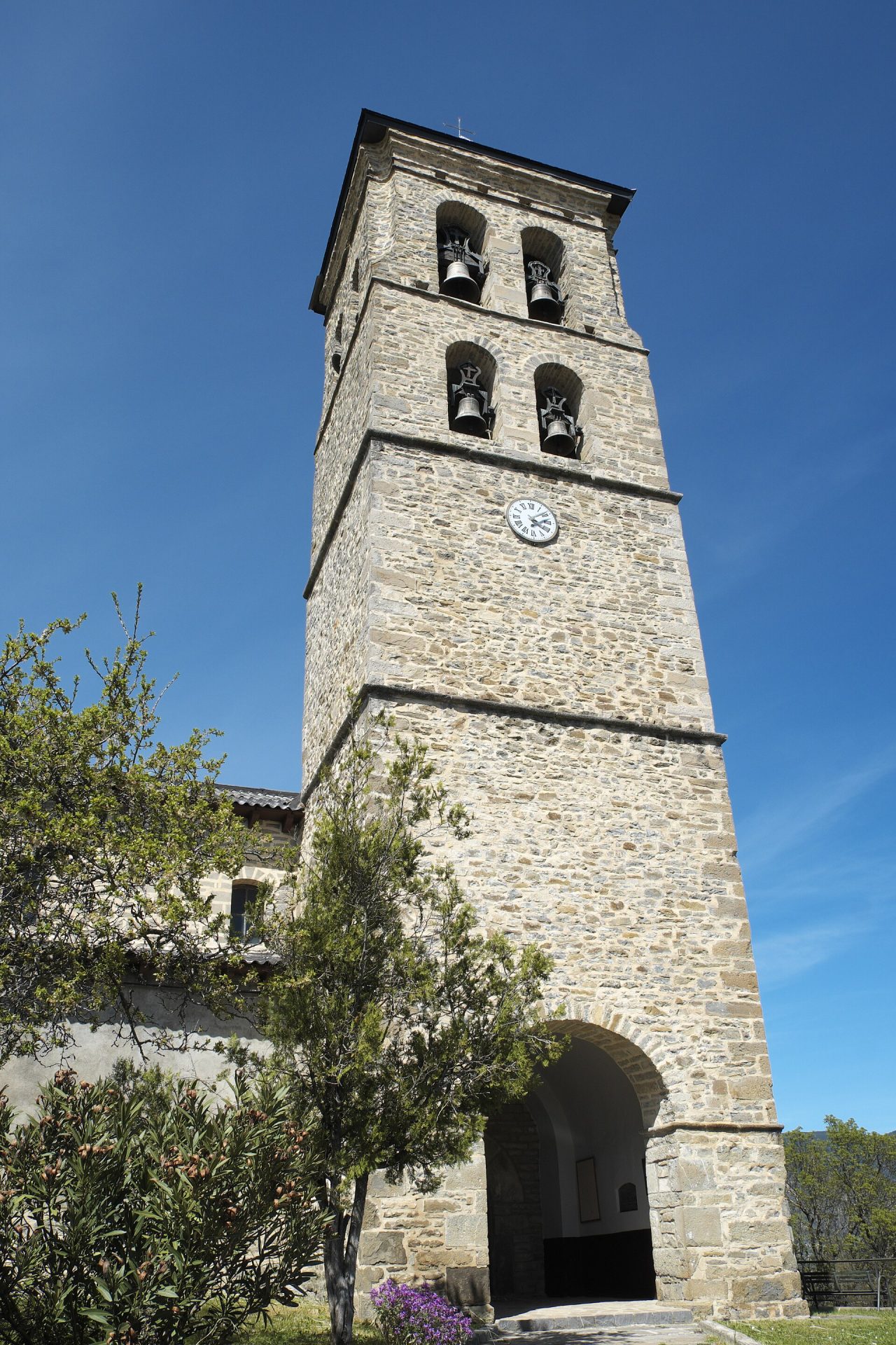 Torre de la iglesia de Nuestra Señora de la Asunción de Senegüé