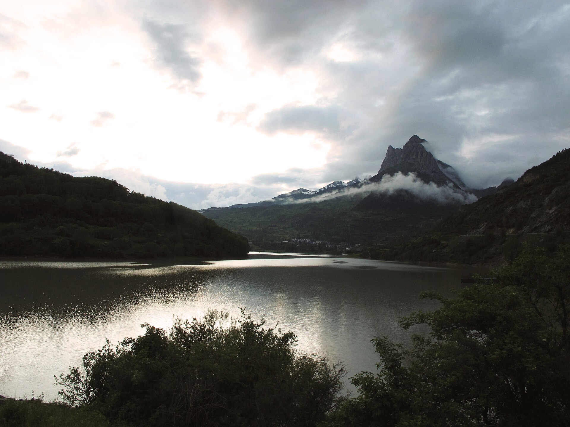 Nubes de tormenta sobre el embalse de Lanuza y la Pena Foratata en pleno verano