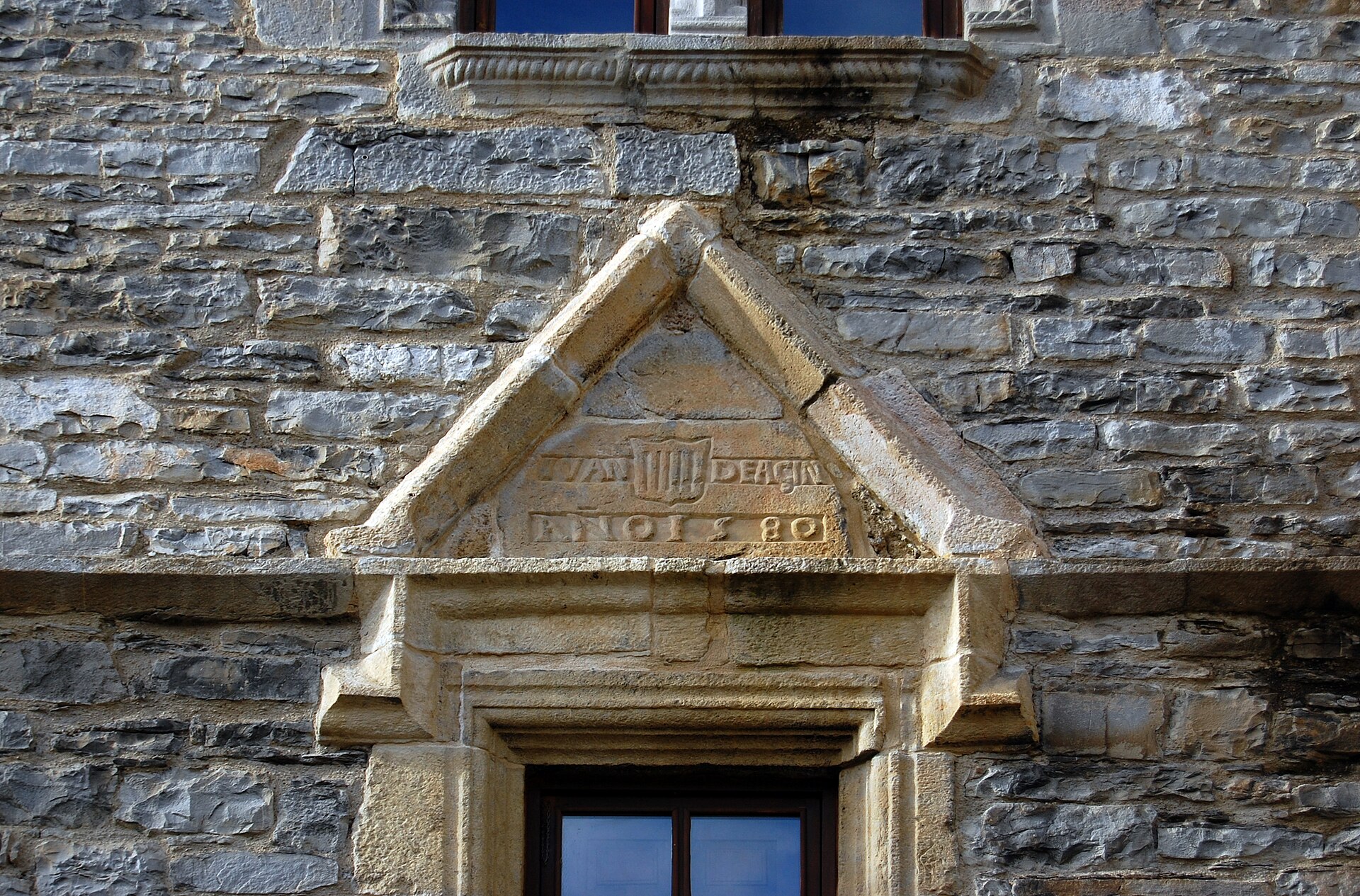 Detalle de la portada labrada de la casa-fuerte de La Torraza, Biescas
