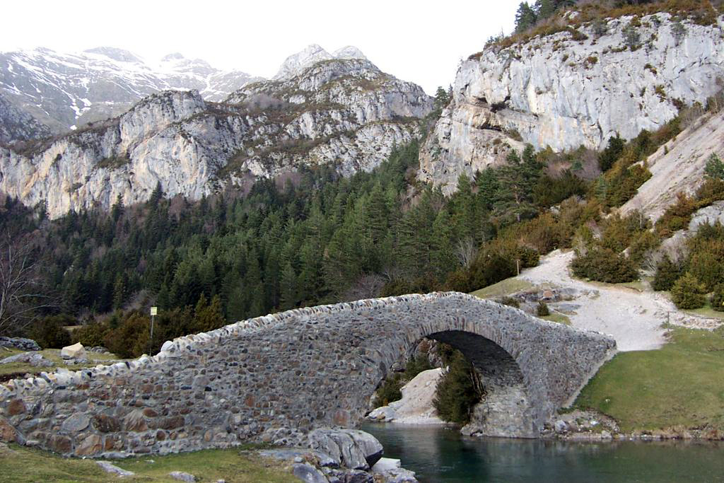 Valle de Bujaruelo con el puente medieval y las paredes calizas al fondo
