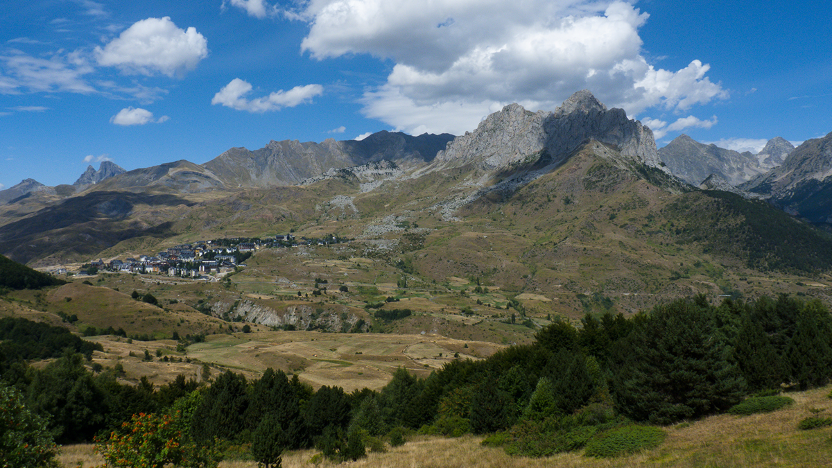 El Valle de Tena en verano visto desde el pico Pacino, sobre Formigal