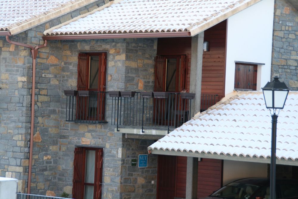Casa de piedra de Casa Biescas en Gavín con nieve en los tejados