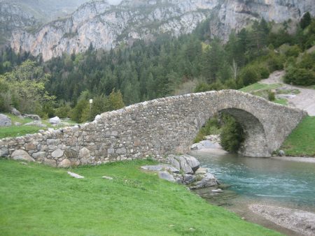 Puente de piedra de San Nicolás de Bujaruelo sobre el río Ara
